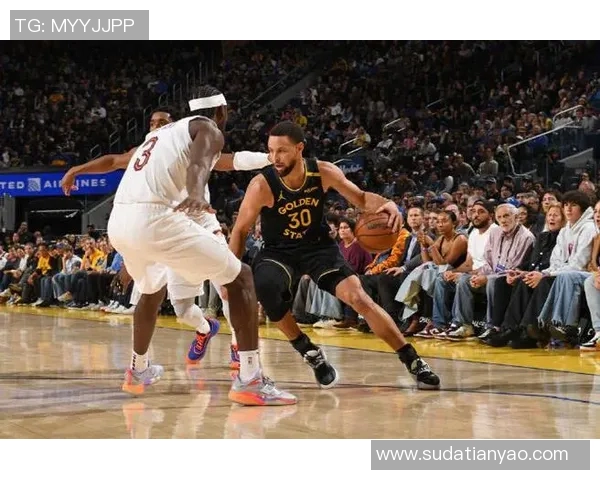 广东体育勇士对决骑士NBA赛场激情碰撞引发热血对抗 广东体育勇士对决骑士NBA赛场激情碰撞引发热血对抗