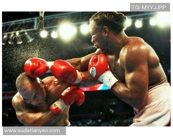 今天泰森与小罗伊琼斯的巅峰对决引发拳击界热议与期待